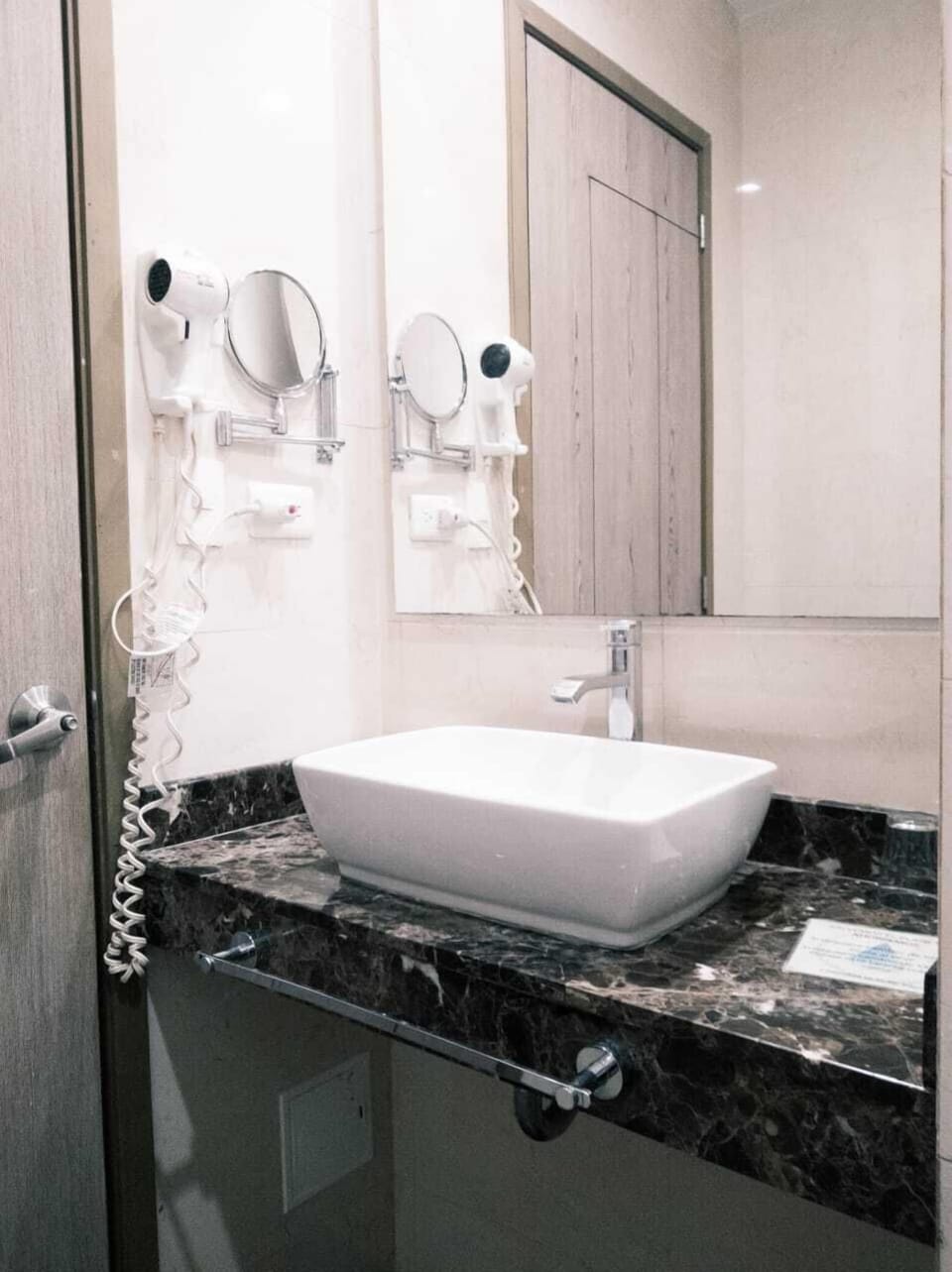 Superior Single Room | Bathroom | Shower, hair dryer (on request), towels