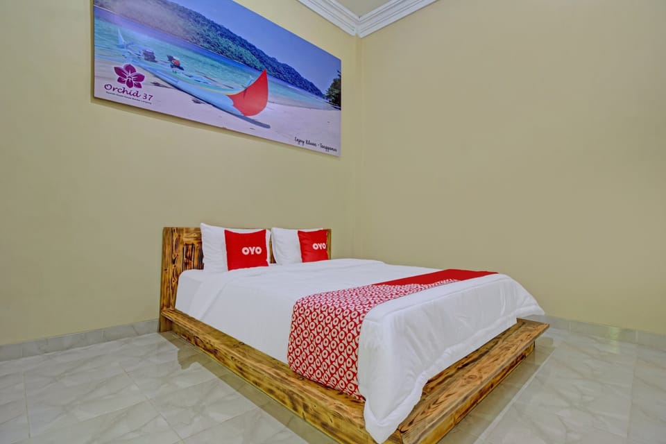 Deluxe Double Room | Desk, bed sheets