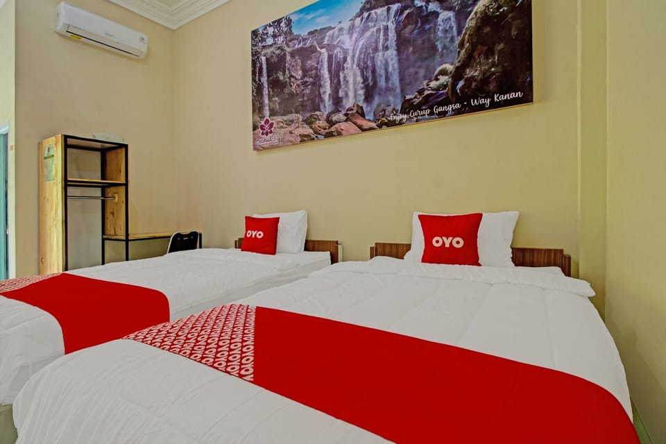 Deluxe Twin Room | Desk, bed sheets