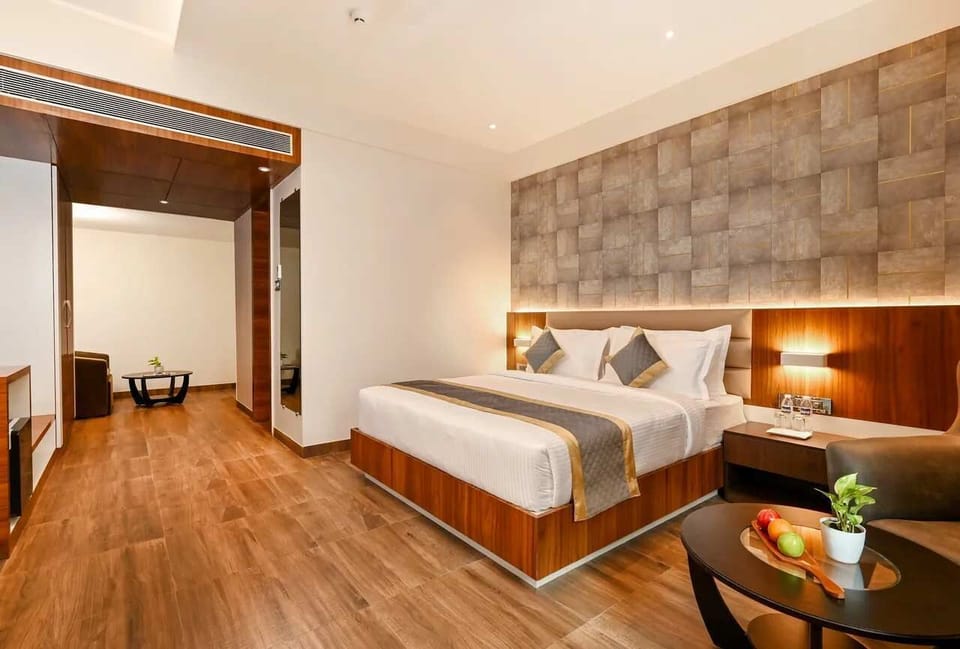 Executive Room | Minibar, desk, bed sheets