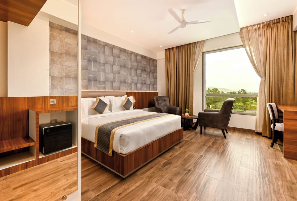 Executive Room | Minibar, desk, bed sheets
