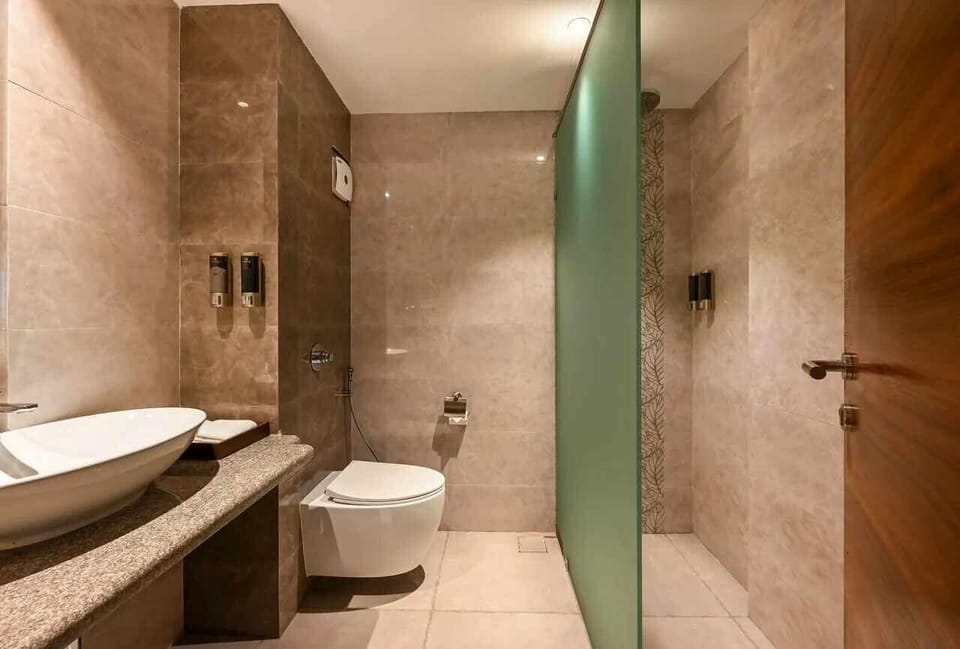 Executive Room | Bathroom | Shower, slippers, towels