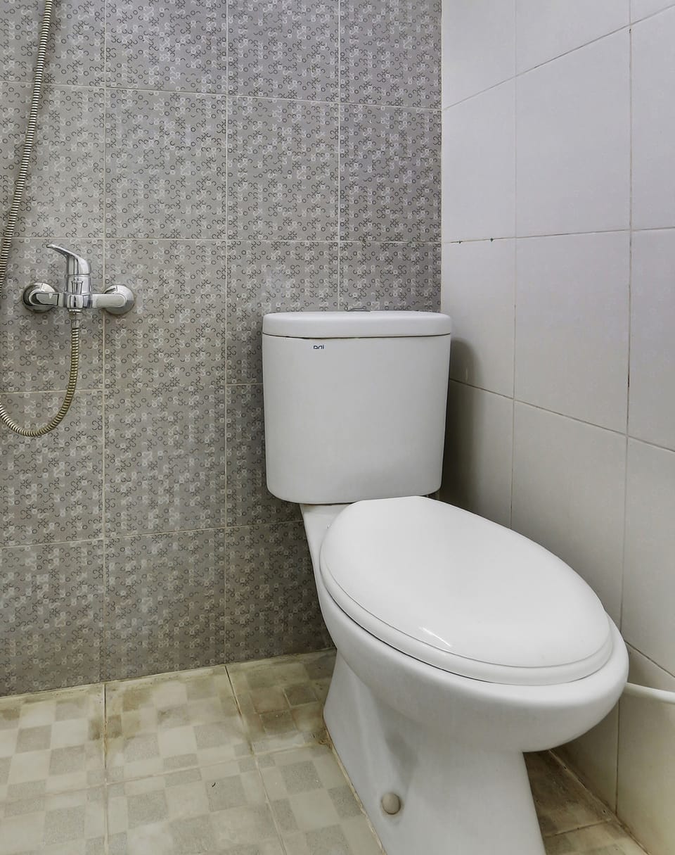 Standard Double Room | Bathroom | Shower, towels, toilet paper
