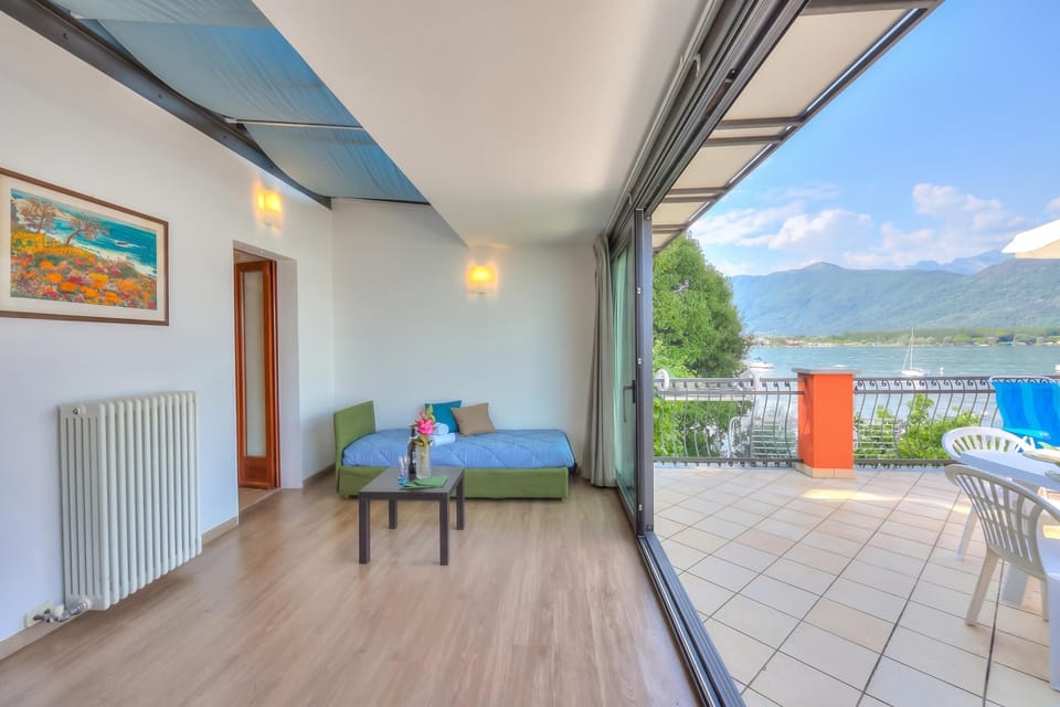 Family Apartment, Multiple Bedrooms, Lakeside (Red House Terrace Private Beach) | Interior