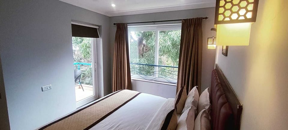 Luxury Suite | 1 bedroom, laptop workspace, iron/ironing board, free WiFi