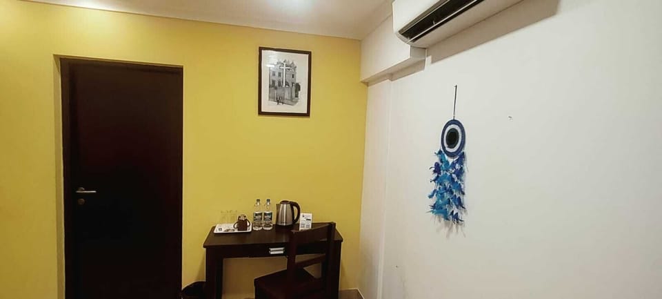 Luxury Suite | 1 bedroom, laptop workspace, iron/ironing board, free WiFi