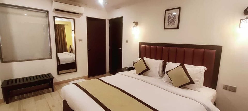 Luxury Suite | 1 bedroom, laptop workspace, iron/ironing board, free WiFi