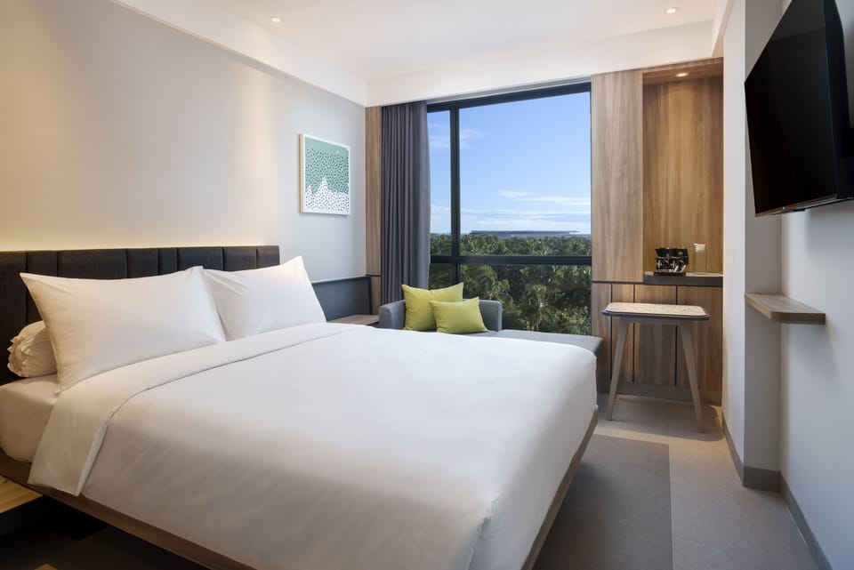 Standard Room, 1 Queen Bed | In-room safe, desk, laptop workspace, soundproofing