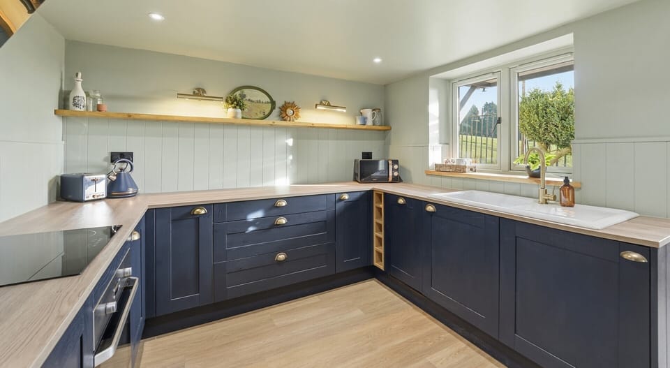 Deluxe Cottage, Ensuite, Courtyard View (Laburnum Cottage) | Shared kitchen | Highchair