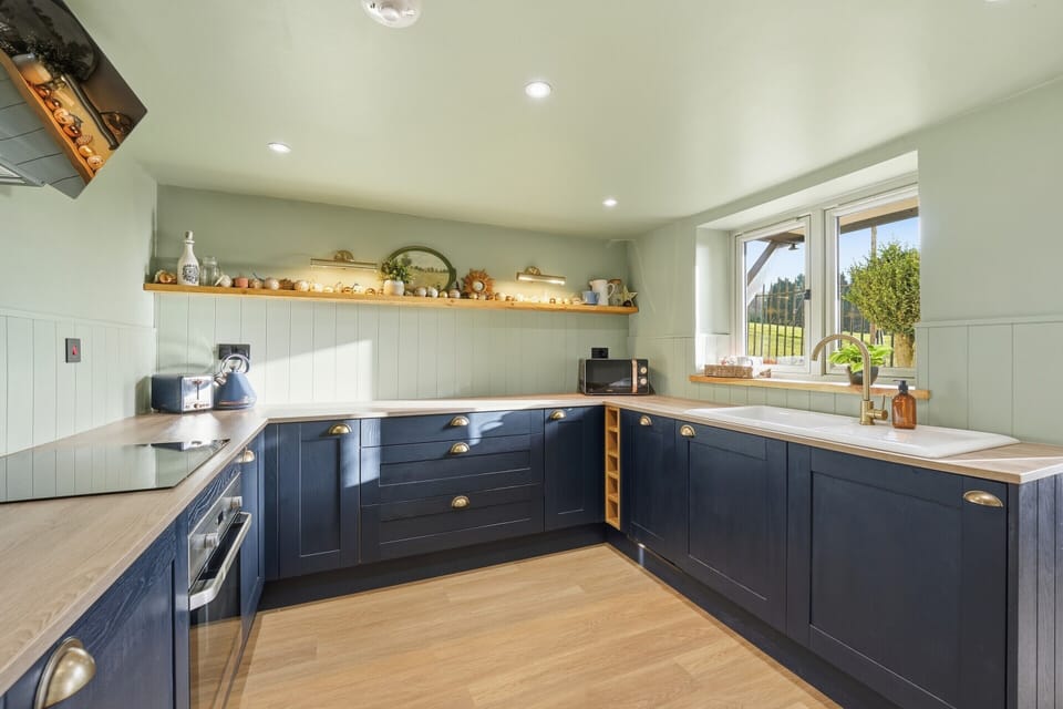 Deluxe Cottage, Ensuite, Courtyard View (Laburnum Cottage) | Shared kitchen | Highchair
