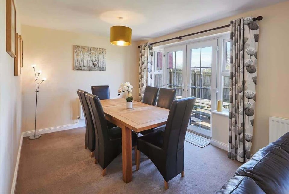 Driftwood, Beadnell - Host & Stay