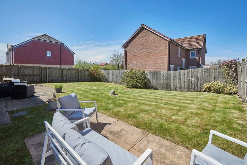 Driftwood, Beadnell - Host & Stay
