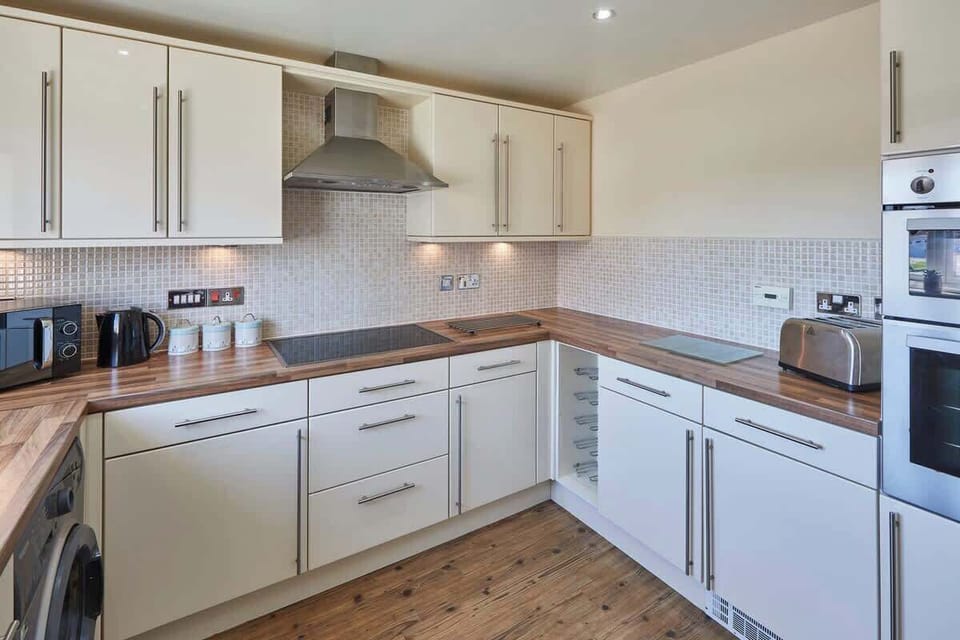 Driftwood, Beadnell - Host & Stay