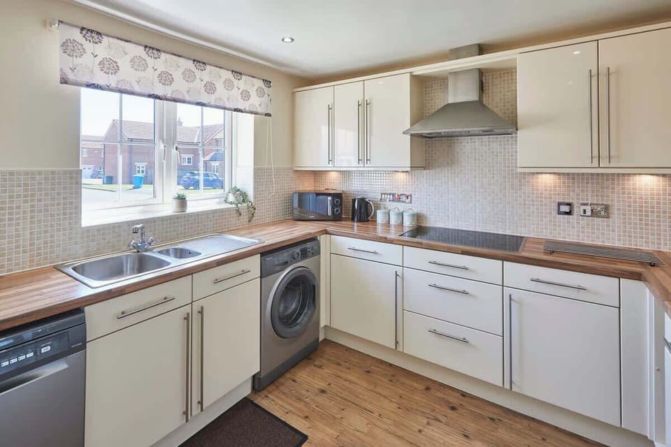 Driftwood, Beadnell - Host & Stay