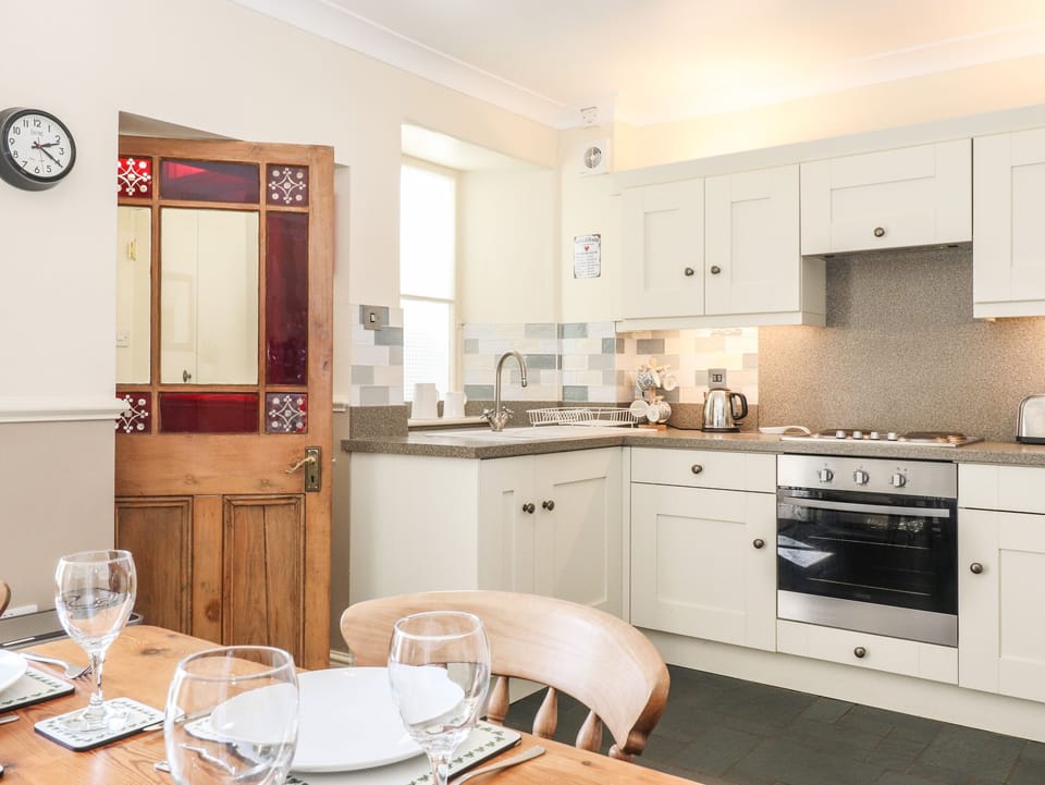 Cottage | Private kitchen | Fridge, electric kettle, toaster, cookware/dishes/utensils