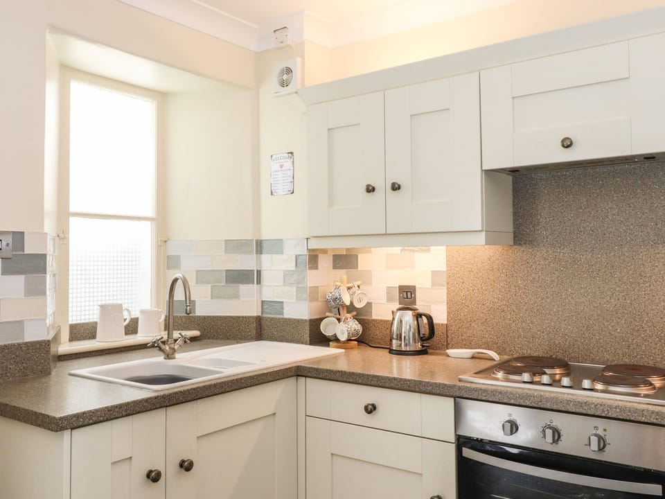 Cottage | Private kitchen | Fridge, electric kettle, toaster, cookware/dishes/utensils
