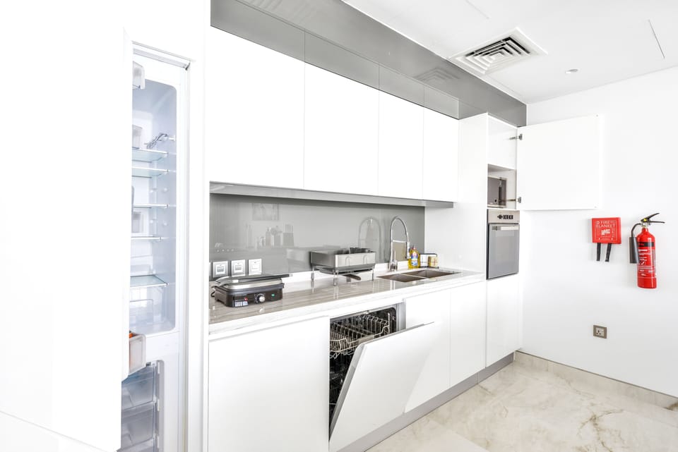 Luxury Apartment, 2 Bedrooms, Balcony, Sea View | Private kitchen | Full-size fridge, microwave, oven, stovetop