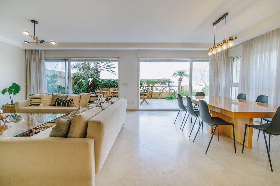 Apartment | Living room | 43-inch flat-screen TV with digital channels, TV