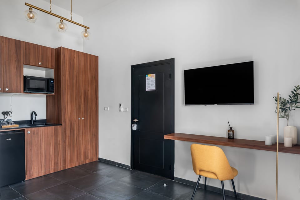 Room, 1 Queen Bed, Balcony, Garden View | Private kitchenette | Mini-fridge, microwave, coffee/tea maker, electric kettle