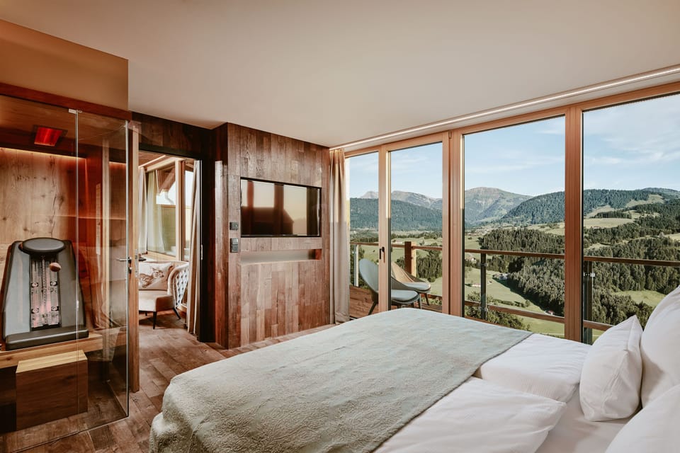 Comfort Suite | Minibar, in-room safe, blackout drapes, travel crib