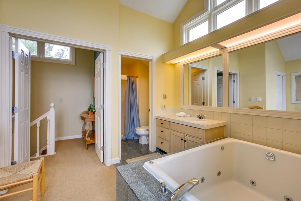 En-Suite Bathroom | Towels Provided | Jetted Tub