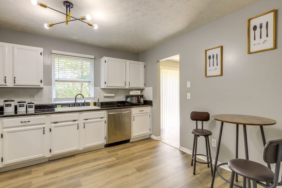 Kitchen | Paper Towels/Trash Bags Provided