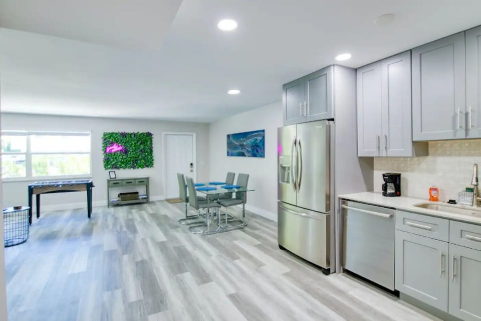 Modern kitchen & dining for six—perfect for easy meals and relaxed dinners