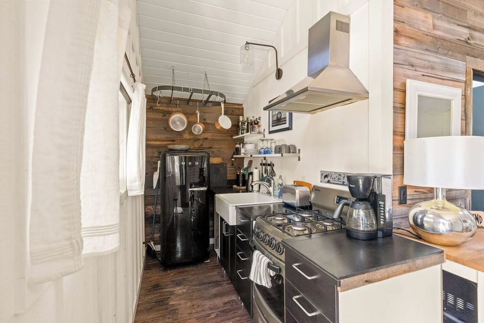 Small kitchen with all the necessary appliances.