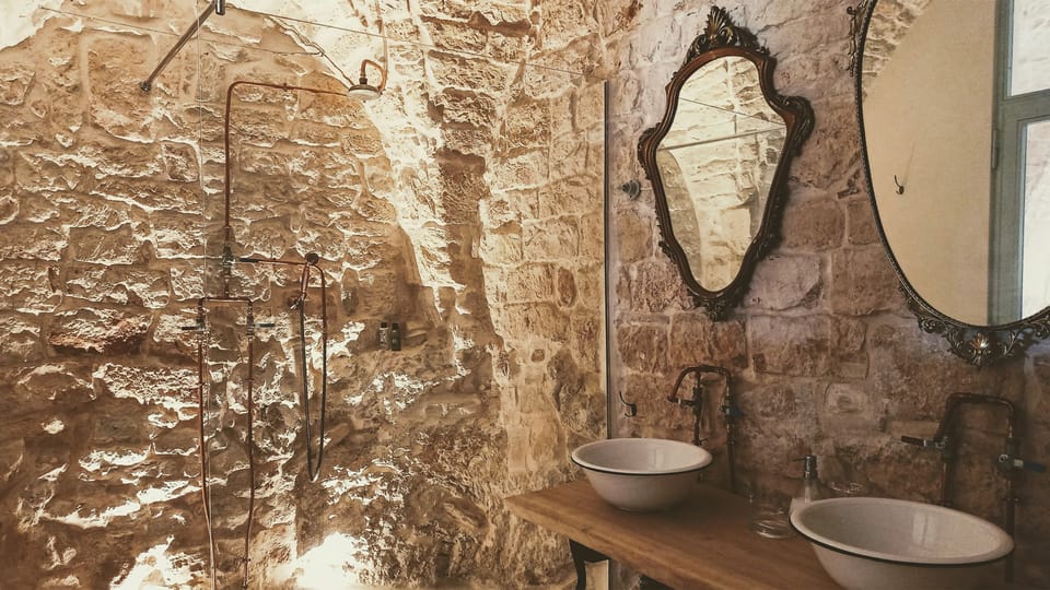 Design Studio Suite | Bathroom | Shower, free toiletries, hair dryer, bathrobes