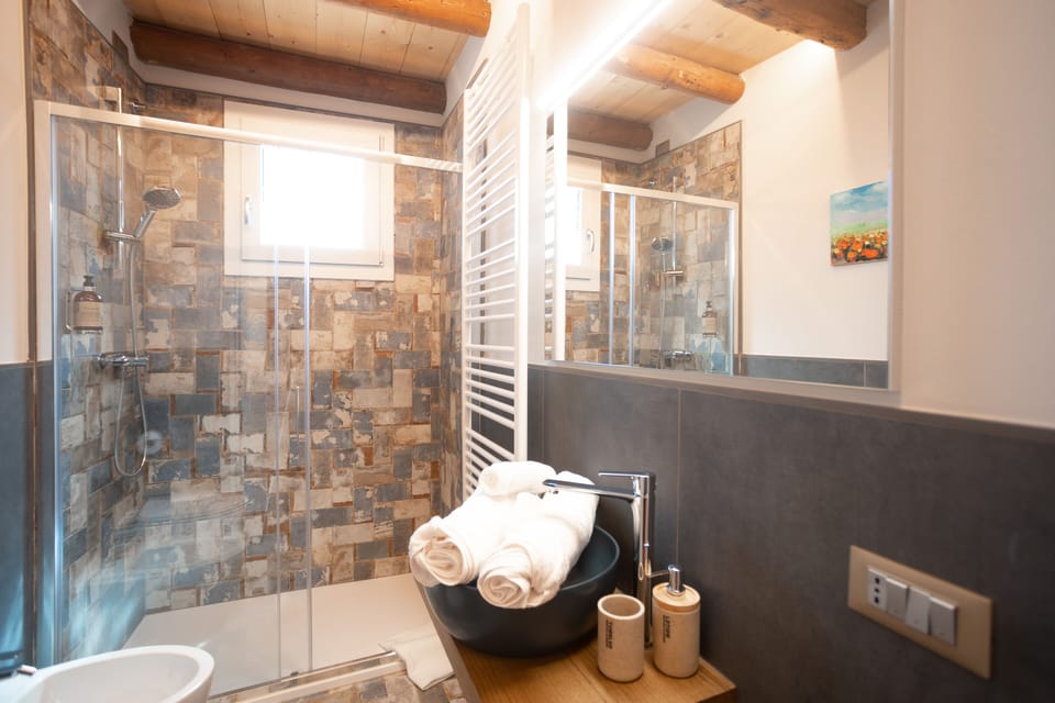 Classic Double Room (Maestrale) | Bathroom | Shower, eco-friendly toiletries, hair dryer, bidet