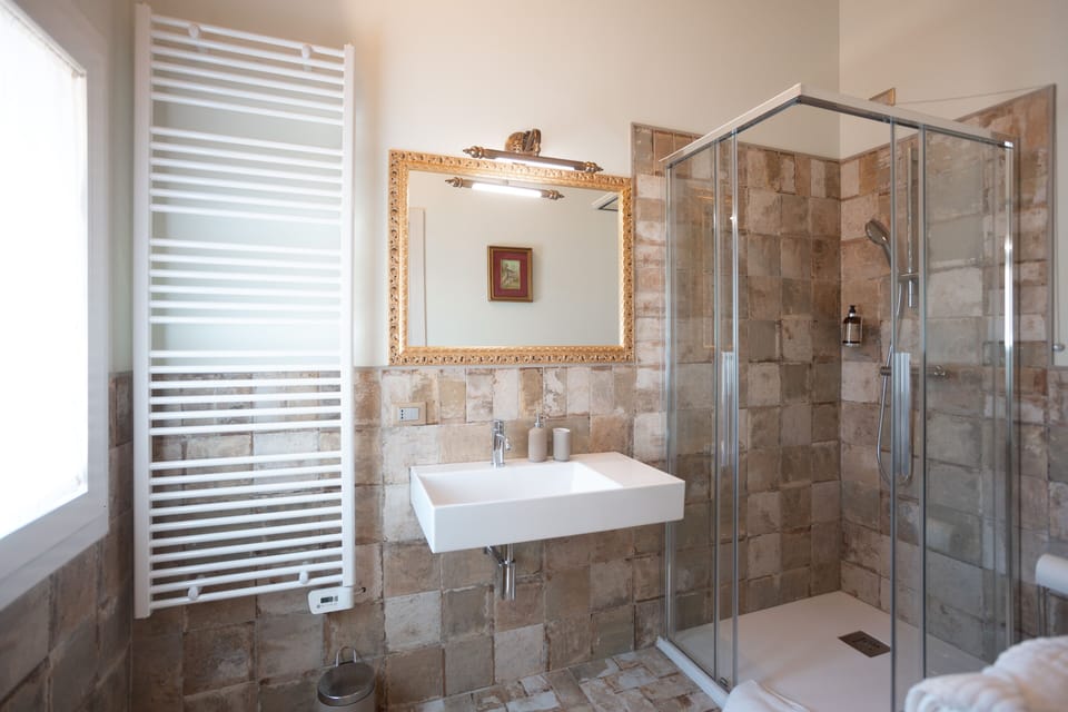 Classic Double Room (Maestrale) | Bathroom | Shower, eco-friendly toiletries, hair dryer, bidet