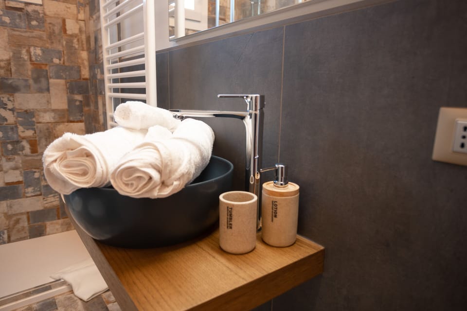Classic Double Room (Maestrale) | Bathroom | Shower, eco-friendly toiletries, hair dryer, bidet