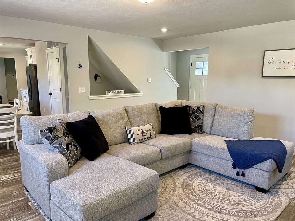 Cozy and inviting living room, an open layout connected to the kitchen and dining area.