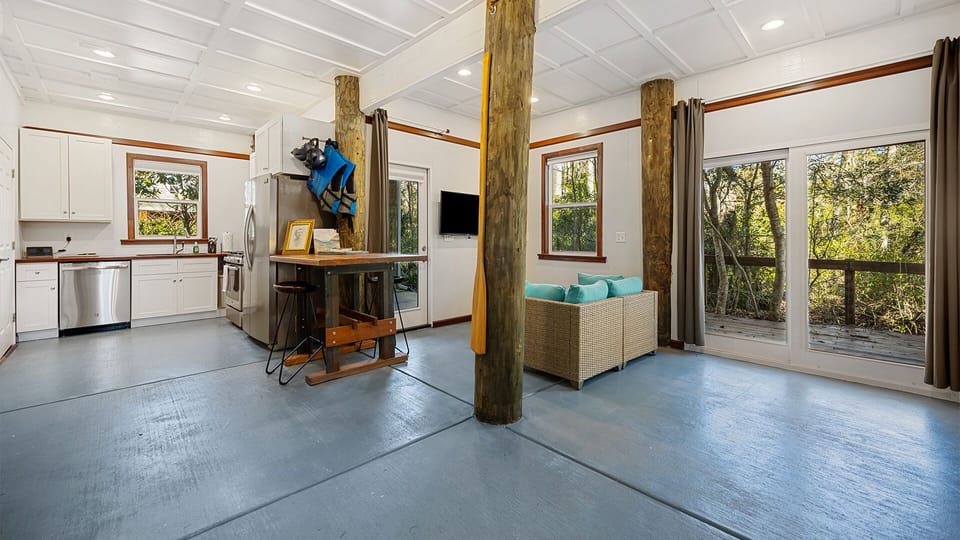 Studio apartment on the ground floor with private entrance.