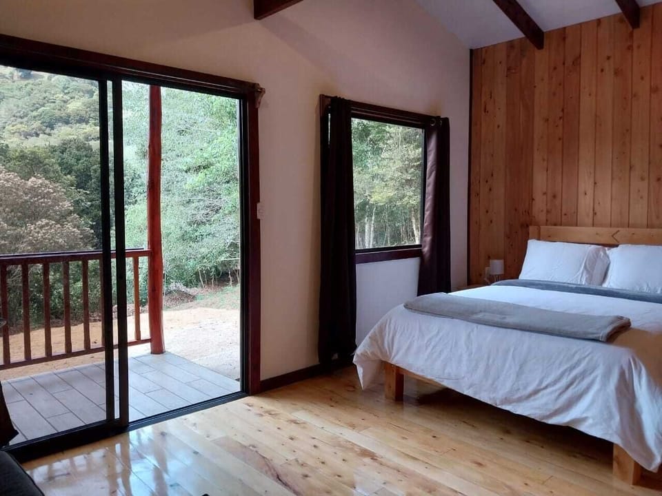 Deluxe Cabin | Premium bedding, down comforters, desk, laptop workspace