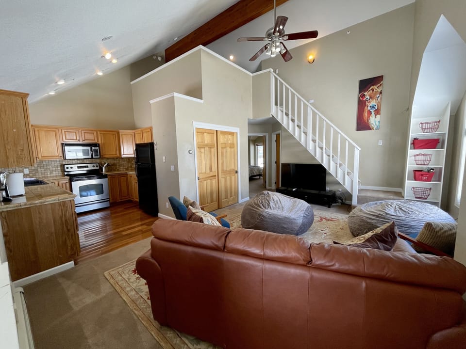 Luxury House, Multiple Bedrooms, Kitchenette, Mountainside | Living area | 55-inch LED TV with satellite channels, TV, fireplace