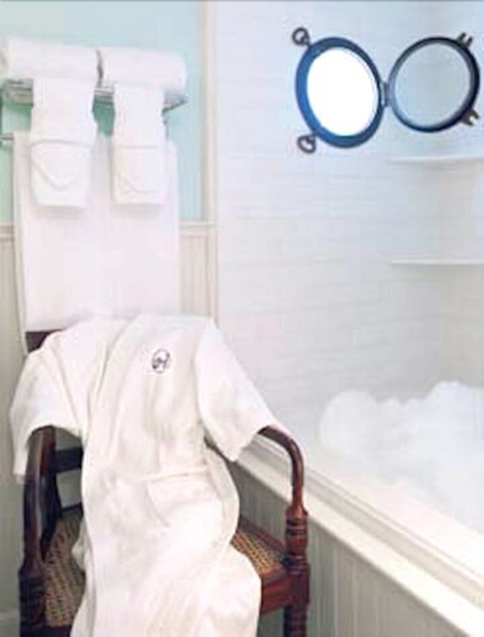 Waterfront King Suite | Bathroom | Shower, free toiletries, hair dryer, bathrobes