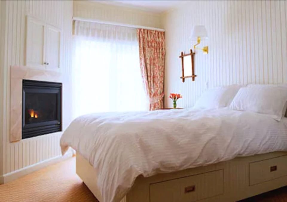 Queen Waterfront | Premium bedding, minibar, blackout drapes, iron/ironing board