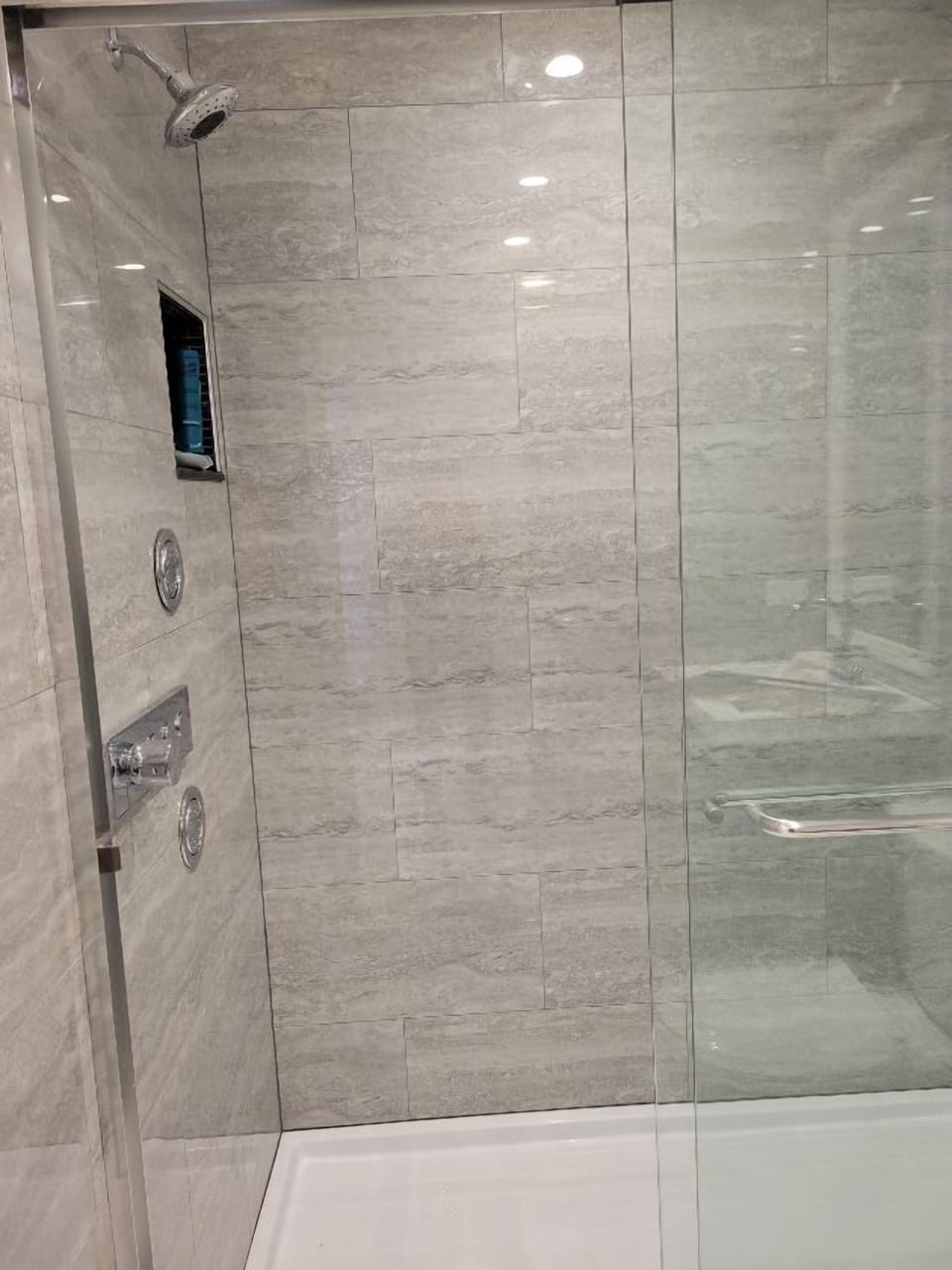 Studio | Bathroom | Shower, hair dryer (on request), towels, soap