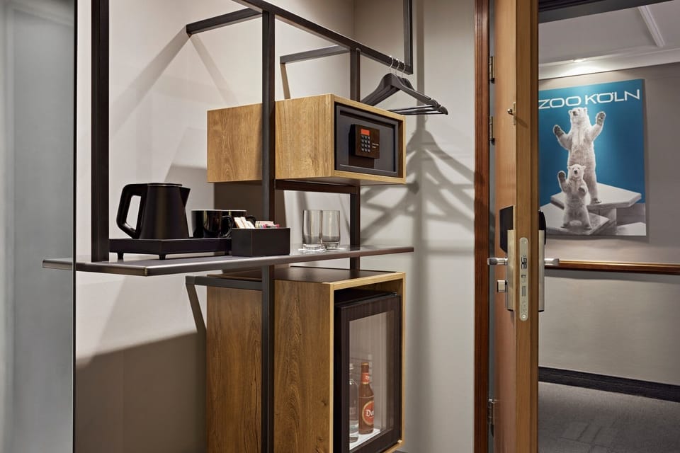 Room, 1 Queen Bed | Minibar, in-room safe, desk, laptop workspace