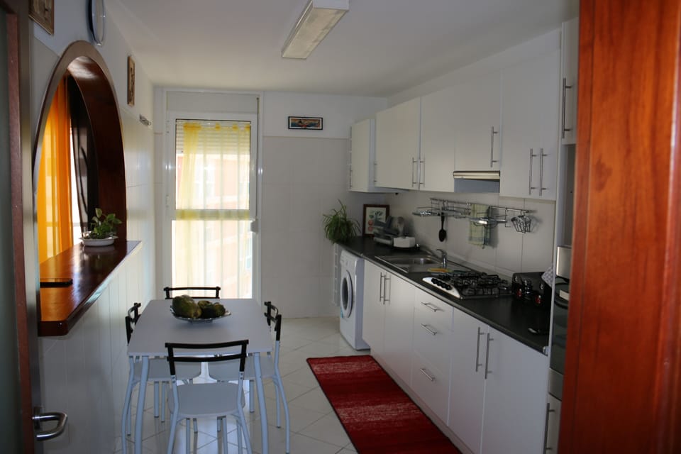 Comfort Double or Twin Room | Private kitchen | Full-size fridge, microwave, stovetop, electric kettle