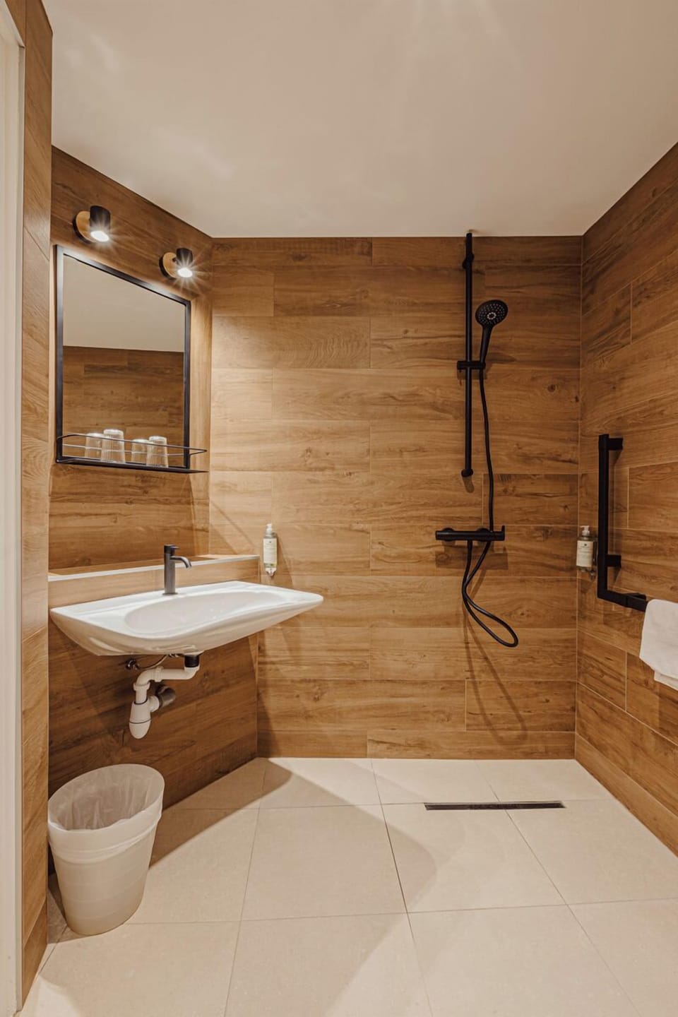 Triple Room (Troglodyte) | Bathroom | Hair dryer, towels