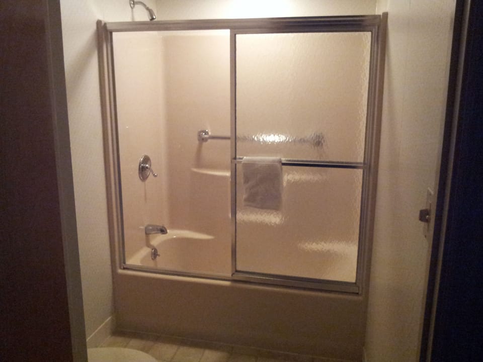 Combined shower/tub, hair dryer, towels