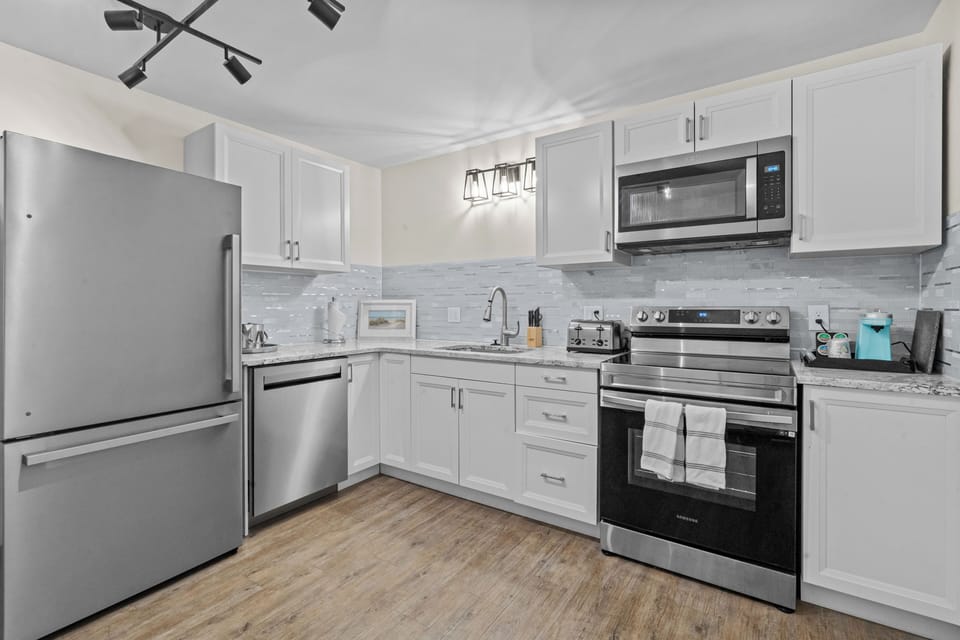 Beach View Veranda Studio Suite | Private kitchen | Microwave, coffee/tea maker