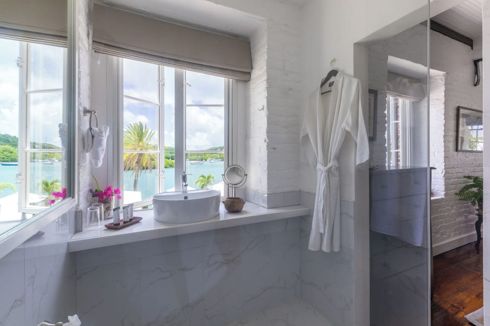Deluxe Room, Harbor View | Bathroom | Shower, free toiletries, hair dryer, towels