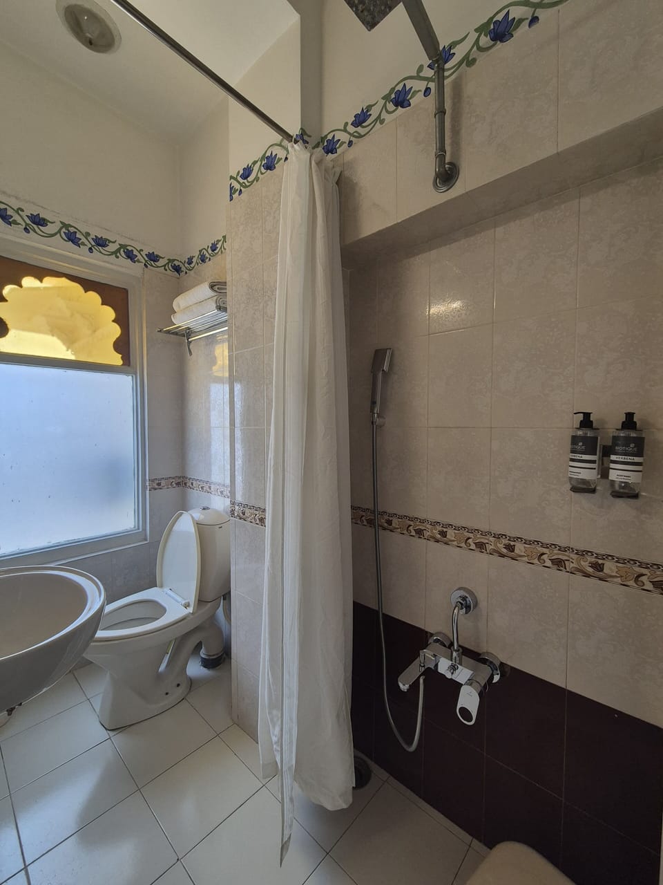 Superior Room | Bathroom | Shower, bidet, towels