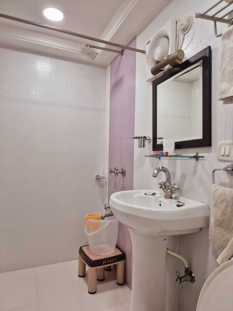 Deluxe Large Suite, City View | Bathroom | Shower, bidet, towels