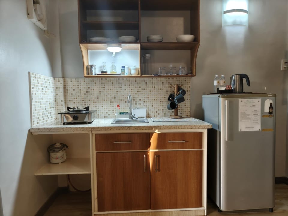 kitchenette with gas hob and full size ref 