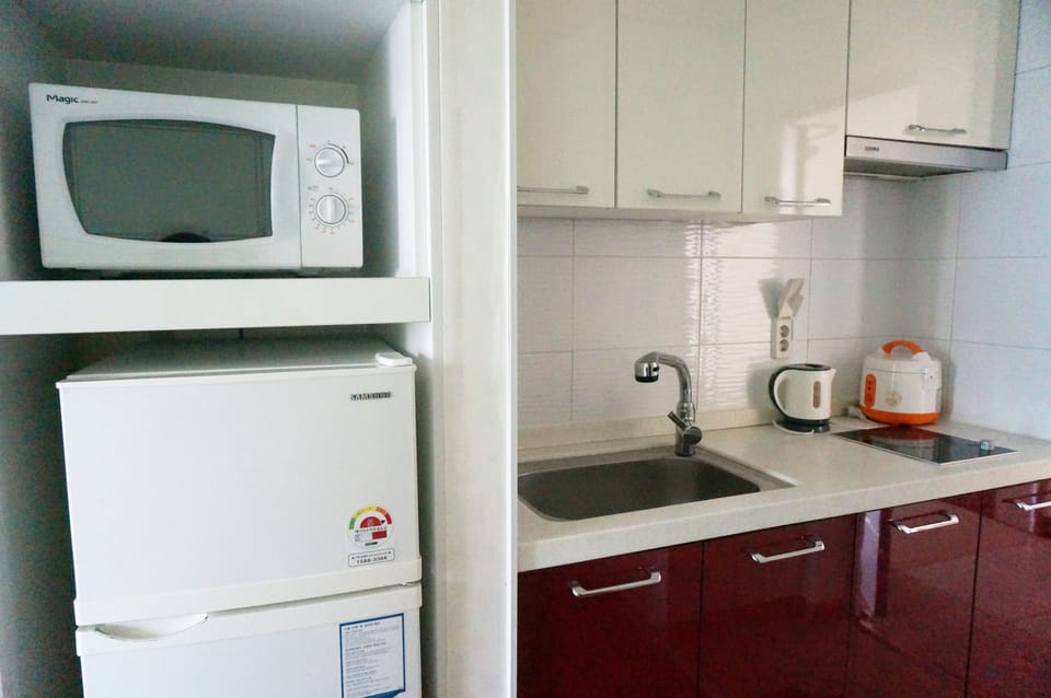 Standard Queen Room | Private kitchenette | Fridge, coffee/tea maker