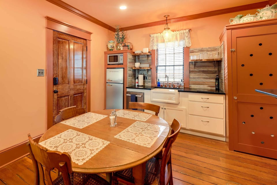 Dining Area | Dishware & Flatware Provided